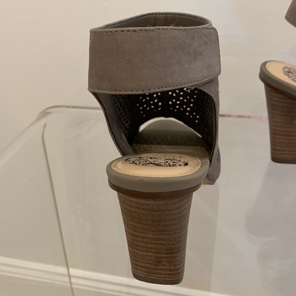 Vince Camuto  perforated open toe shooties - Picture 4 of 9